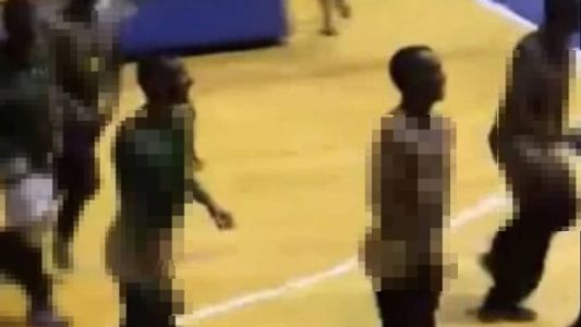 Estudantes de medicina fazem "masturbação coletiva" durante jogo de vôlei feminino e correm nus pela quadra