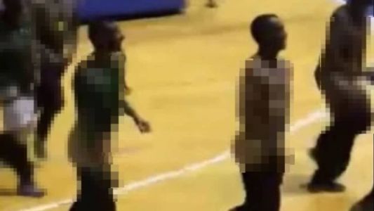 Estudantes de medicina fazem "masturbação coletiva" durante jogo de vôlei feminino e correm nus pela quadra
