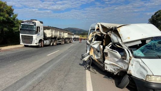 Estudantes de medicina estavam em van que bateu em traseira de carreta
