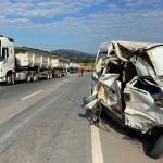 Estudantes de medicina estavam em van que bateu em traseira de caminhão na BR-262 