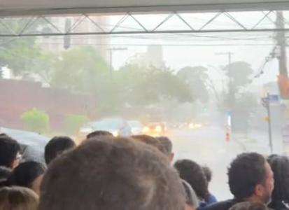 Estudantes precisaram se aglomerar em frente a Puc Minas