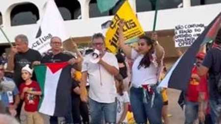 Estudantes que integram o DCE da Universidade de Brasília (UnB) participaram do ato