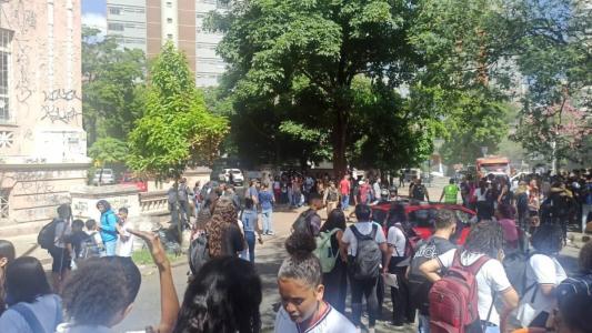Estudantes tiveram que deixar o prédio às pressas