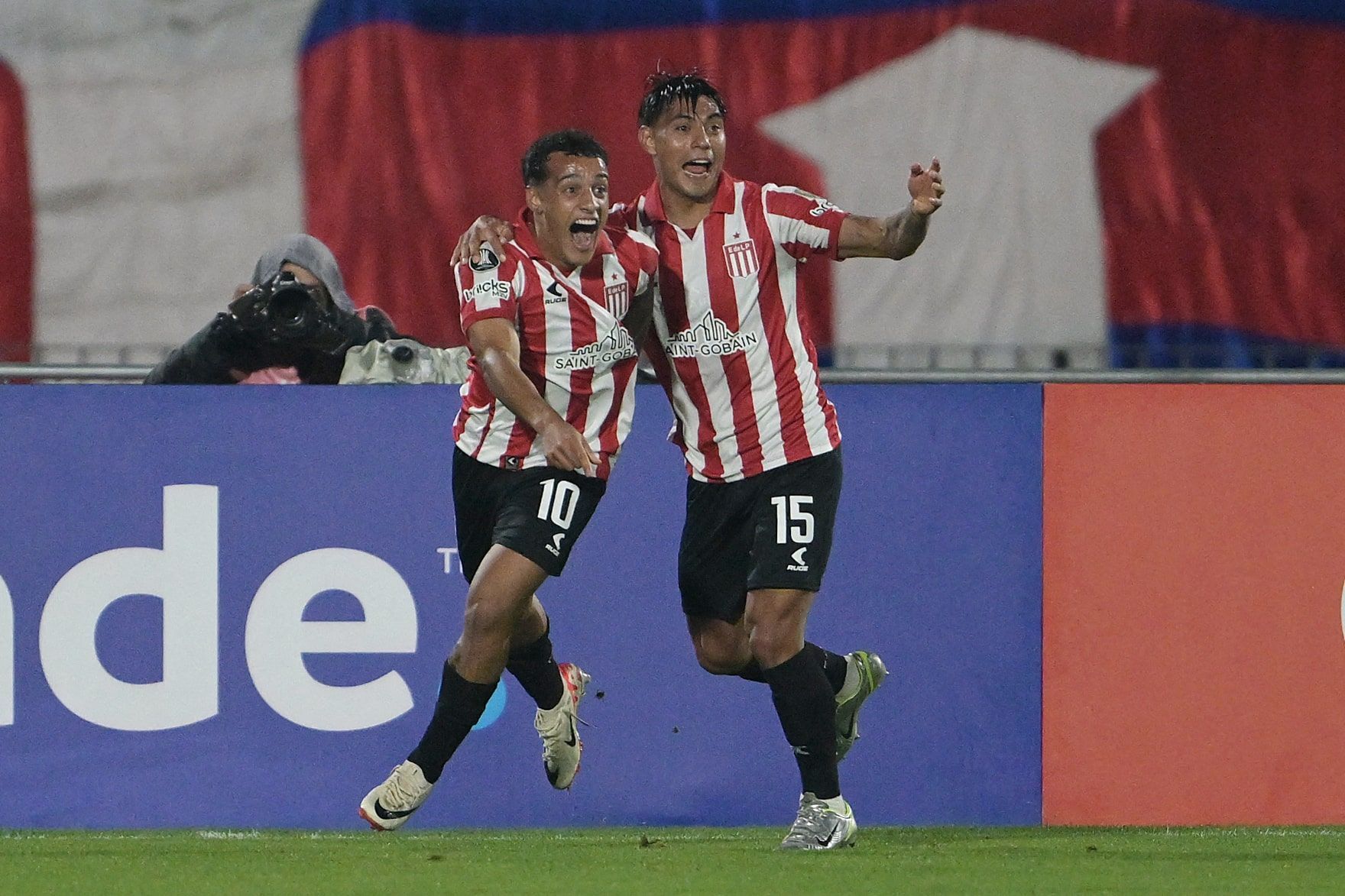 Libertadores: Estudiantes goleia Universidad de Chile e lidera chave do Botafogo