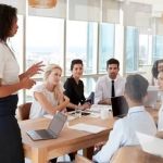 Desaceleração econômica aumenta desigualdade e prejudica carreiras de mulheres, diz LinkedIn