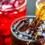 Bebidas açucaradas podem estar ligadas ao surgimento de câncer no fígado e cirrose em mulheres