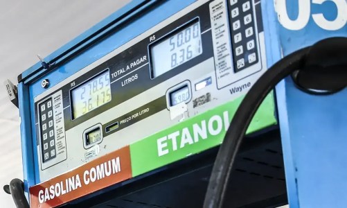 Bomba de gasolina mostra opções de combustível para motoristas
