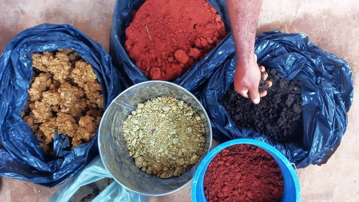 Agricultores aprendem a fazer tinta de barro e colorem suas casas