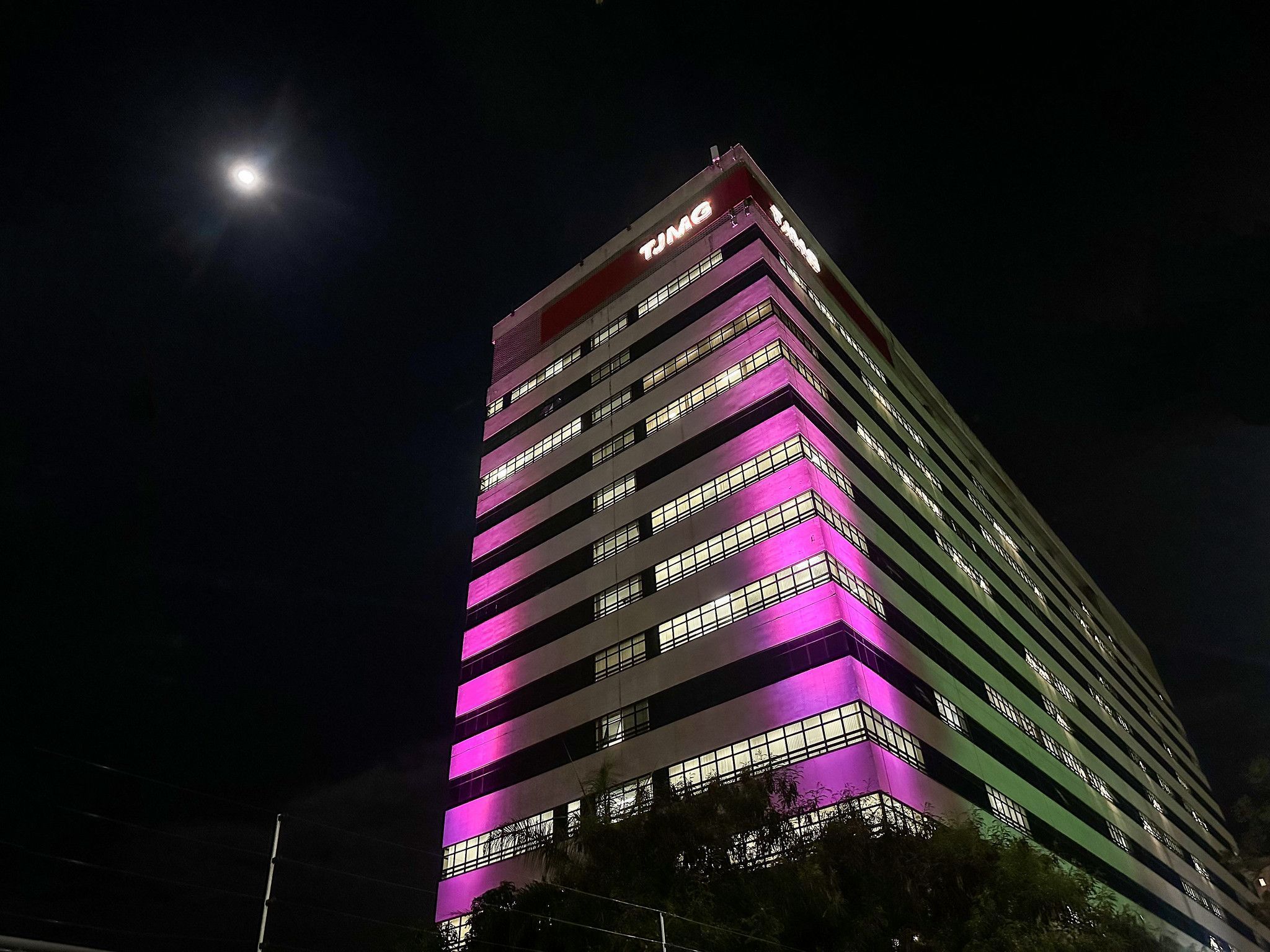 Consumidora trans que recebeu encomendas com nome 'morto' irá receber indenização de R$ 15 mil