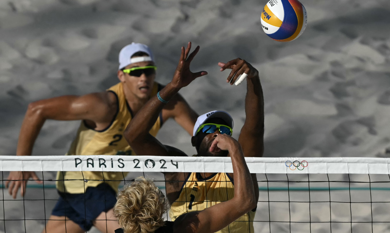 Evandro e Arthur perdem para suecos no vôlei de praia e estão fora da Olimpíada