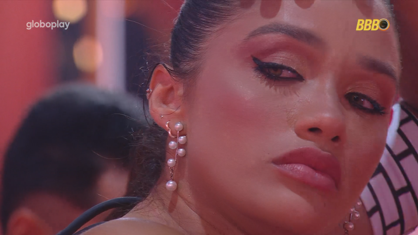 Alvo de Vitória no Paredão, Eva tem crise de choro na festa do BBB 25