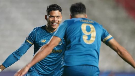 Evanilson comemorando com Taremi o primeiro gol do time na partida