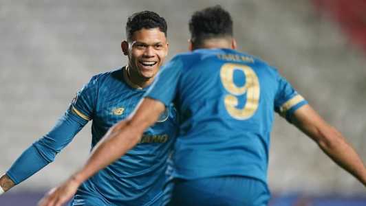 Evanilson comemorando com Taremi o primeiro gol do time na partida
