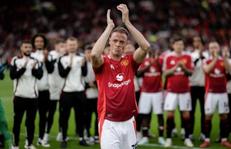 Jonny Evans em homenagem no último jogo do Manchester United na temporada 2024/2025