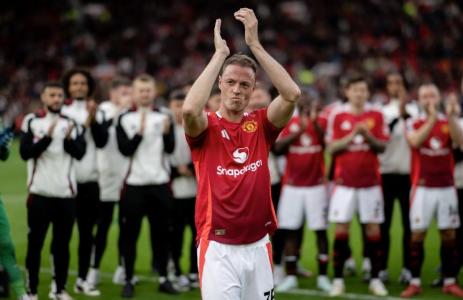 Jonny Evans em homenagem no último jogo do Manchester United na temporada 2024/2025