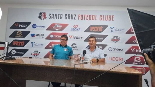 Evaristo Piza (E) foi apresentado como novo treinador do Santa Cruz; ao lado, esteve o coordenador técnico do clube, Zé Teodoro