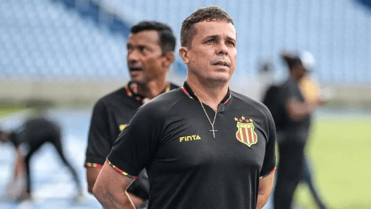 Santa Cruz contrata o técnico Evaristo Piza para desafio na Série D