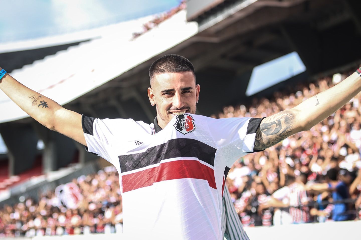 Apresentado no Santa Cruz, Thiago Galhardo precisou se explicar para ex-companheiros