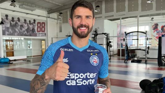 Everaldo já no centro de treinamento do Bahia, após o acidente