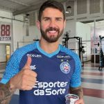 Atacante do Bahia se envolve em acidente com cavalo ao retornar da folga