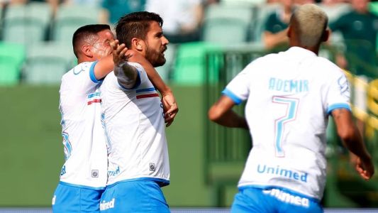 Everaldo marcou três gols para o Bahia