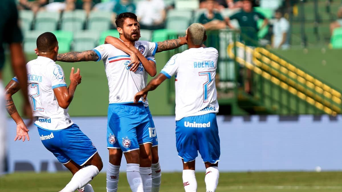 Everaldo faz hat-trick, e Bahia vence o Goiás em jogão de 10 gols pela Série A