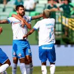 Everaldo faz hat-trick, e Bahia vence o Goiás em jogão de 10 gols pela Série A
