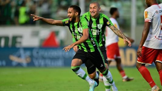 Everaldo reestreou pelo América contra o Tombense, e marcou um dos gols da vitória