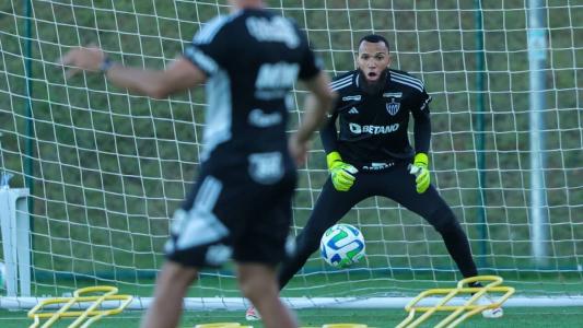 Everson durante treinamento na Cidade do Galo