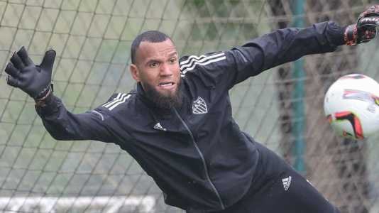 Everson durante treinamento do Atlético