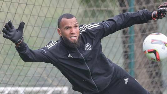 Everson durante treinamento do Atlético