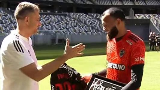 Everson é homenageado por Victor na Arena MRV
