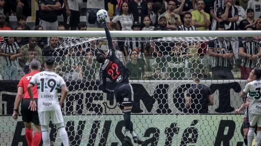 Everson evitou derrota mais elástica para o Coritiba, neste domingo (8)