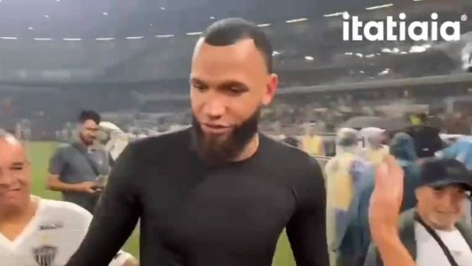 Everson, goleiro do Atlético, comemorou em campo o título atleticano
