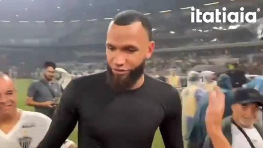 Everson, goleiro do Atlético, comemorou em campo o título atleticano