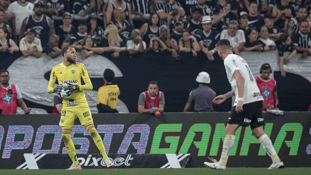 Everson leva terceiro amarelo e desfalca Atlético contra o Goiás