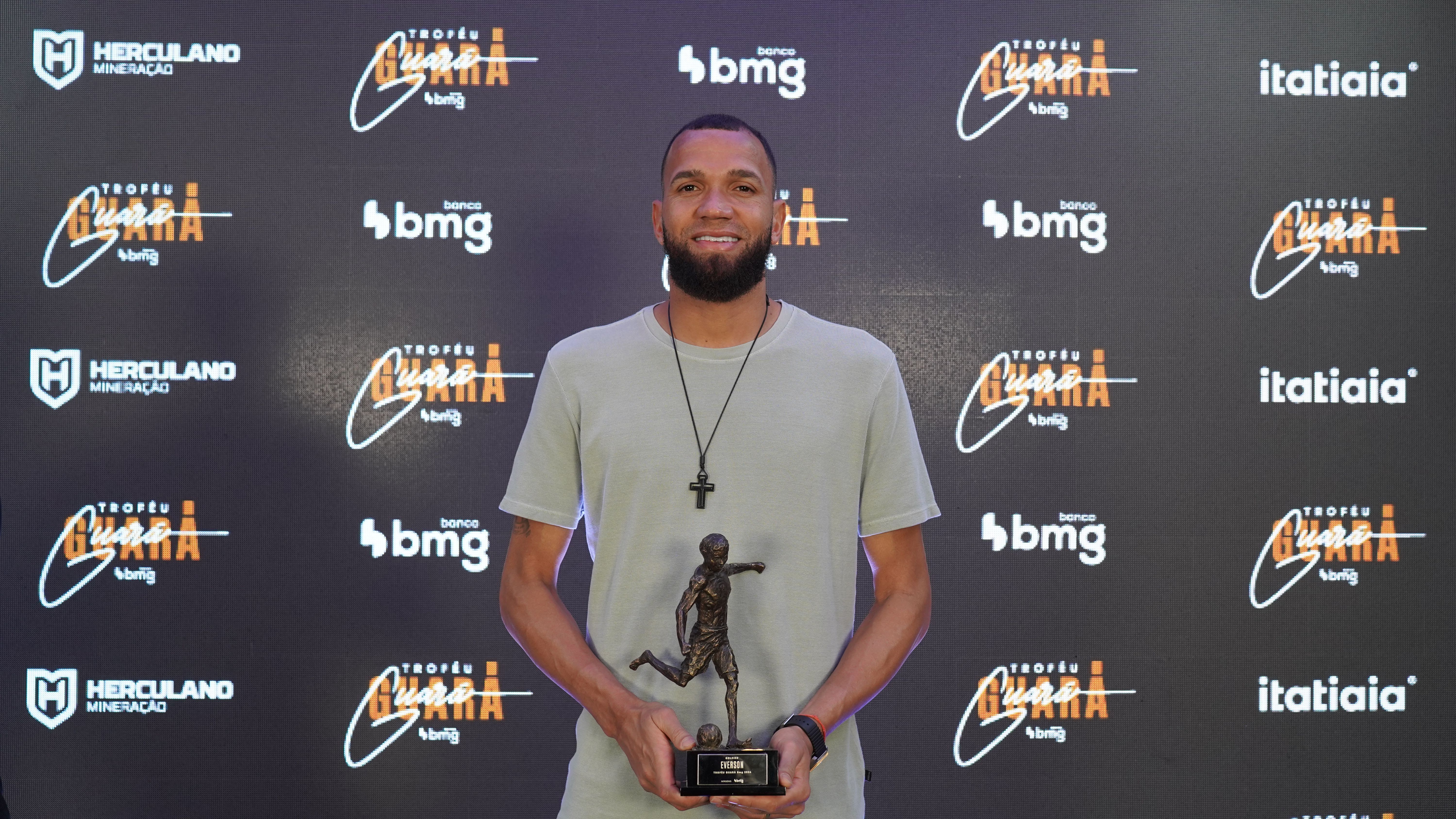 Troféu Guará Bmg: Everson recebe prêmio de melhor goleiro e mira Copa do Mundo
