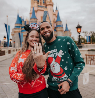 Goleiro do Atlético, Everson faz renovação de votos de casamento na Disney