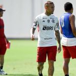 Sampaoli reúne grupo do Flamengo após agressão a Pedro, que justifica falta