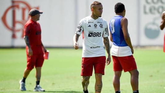 Everton Cebolinha, com Sampaoli ao fundo, no Ninho do Urubu nesta segunda-feira