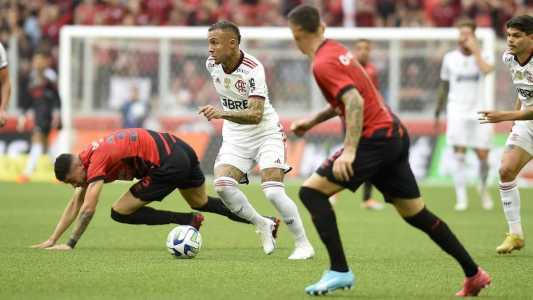 Everton Cebolinha durante a partida entre Flamengo e Athletico