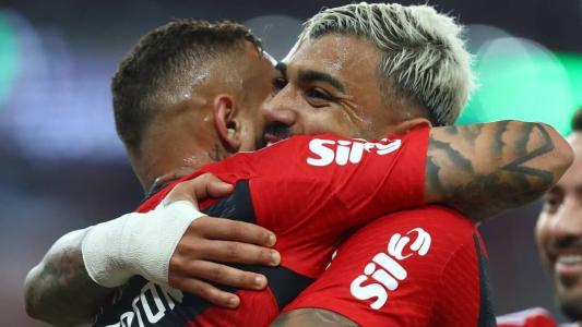 Everton Cebolinha e Gabigol comemorando a vitória do Flamengo sobre o Grêmio