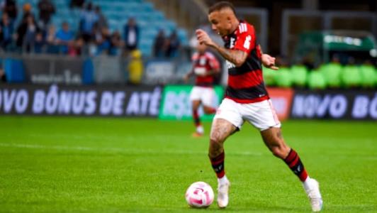 Everton Cebolinha em ação contra o Grêmio, na Arena, pelo Brasileirão