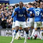 Arsenal e Liverpool sofrem derrotas importantes na Premier League; United vence