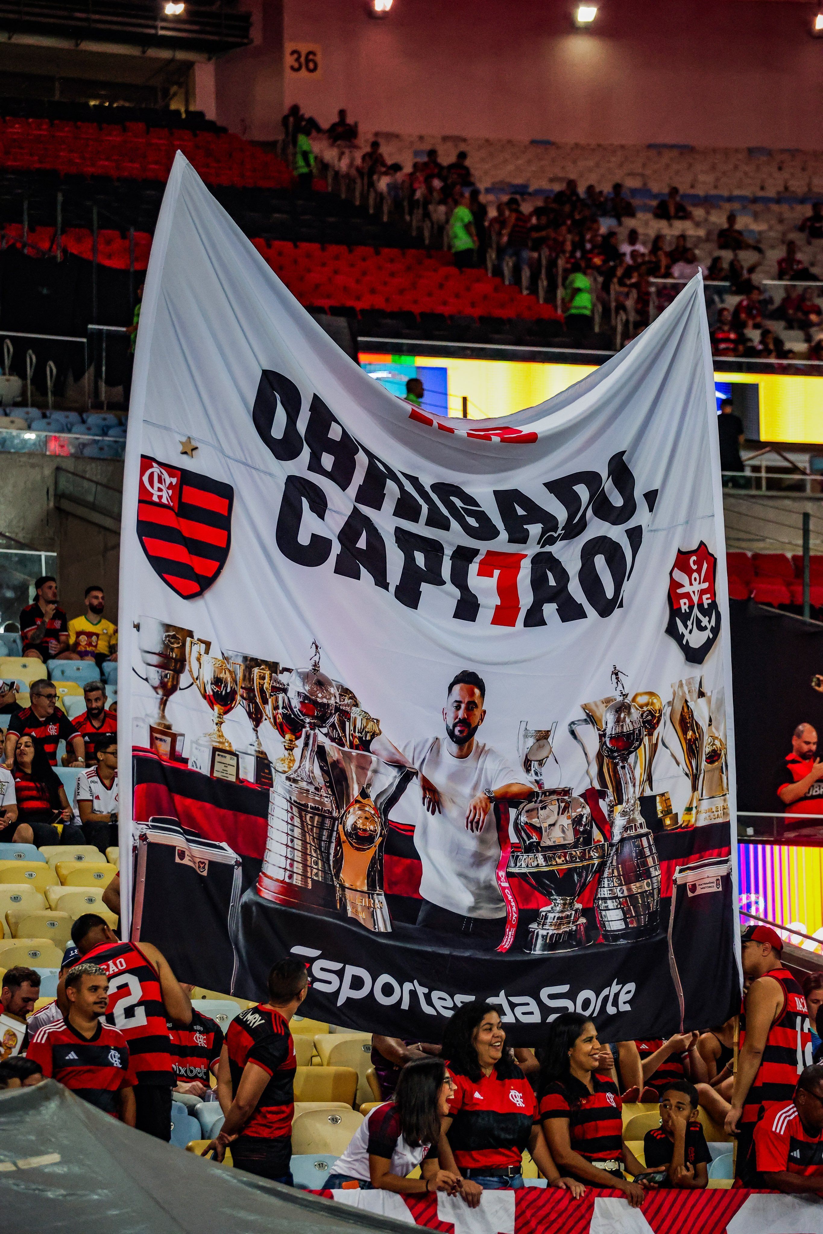 Torcida do Flamengo homenageia Everton Ribeiro antes do jogo com o Bahia