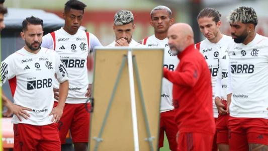 Everton Ribeiro, à esquerda, observando a orientações de Jorge Sampaoli no Ninho