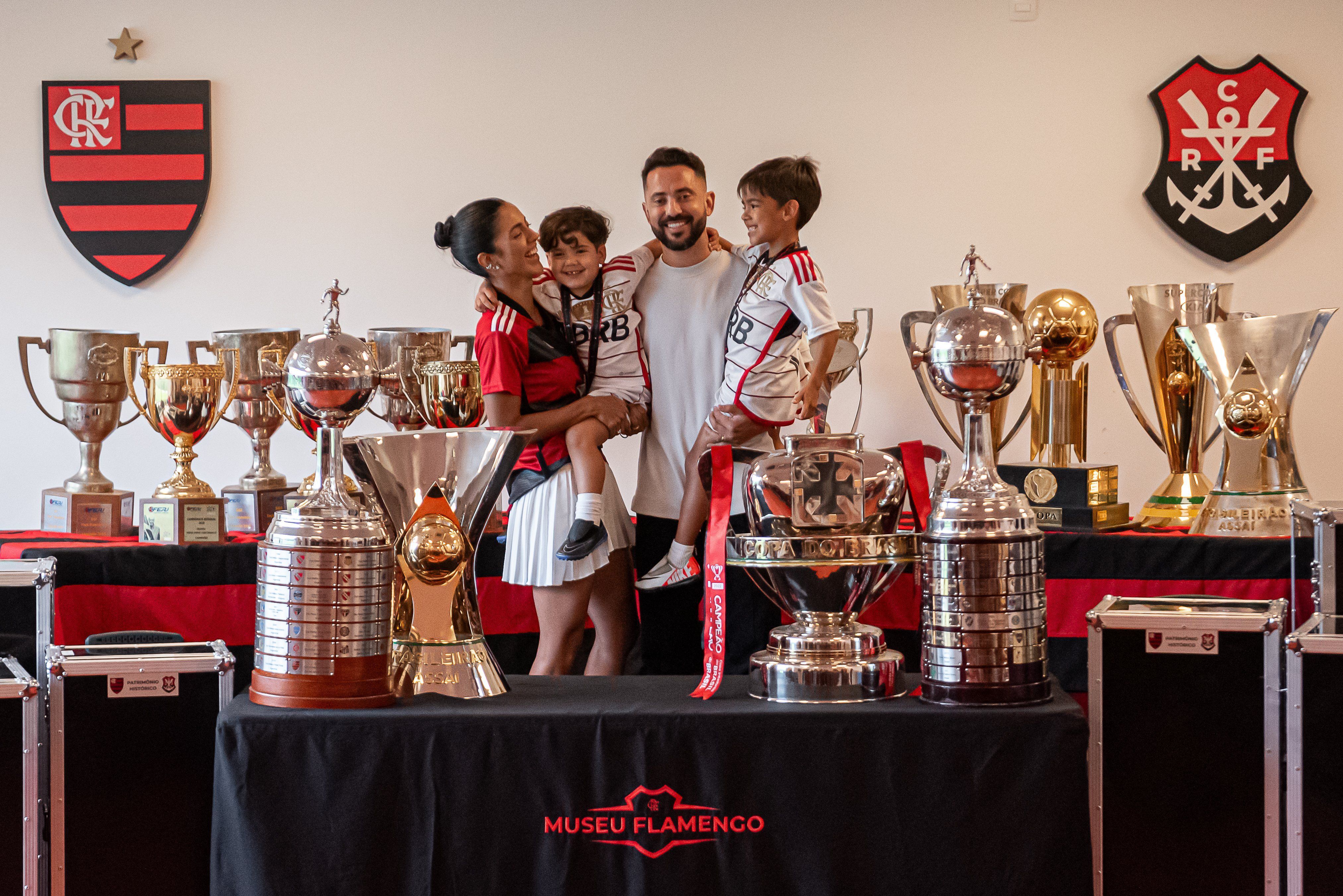 Com família e taças, Everton Ribeiro tem despedida no CT do Flamengo; veja