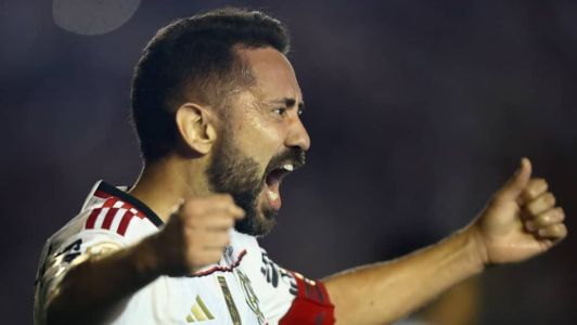 Everton Ribeiro durante partida pela Série A