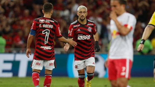 Everton Ribeiro e Arrascaeta em ação pelo Flamengo