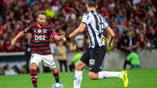 Everton Ribeiro em ação pelo Flamengo diante do Galo